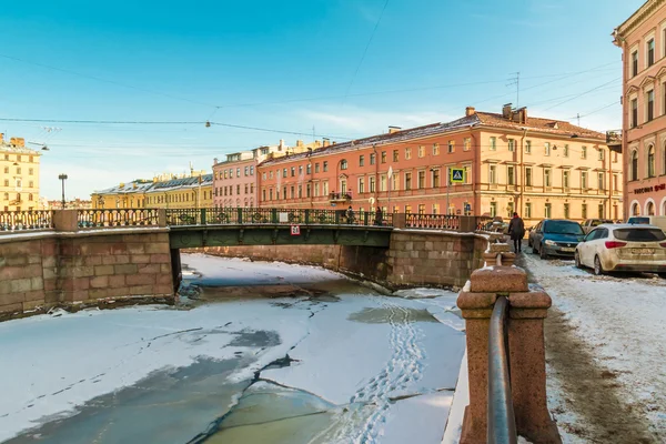 Canal Griboïedov et pont Kokouchkine dans la scène hivernale — Photo