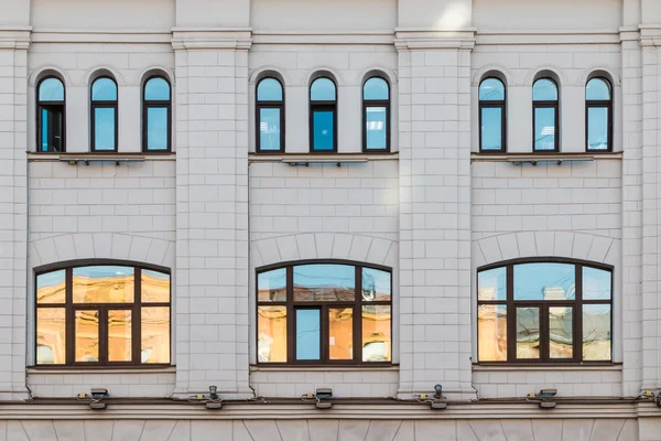 Okna v řadě na fasádě budovy — Stock fotografie