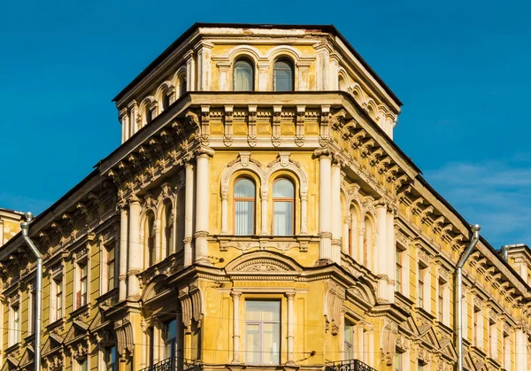 Esquina de la fachada del edificio de apartamentos — Foto de Stock