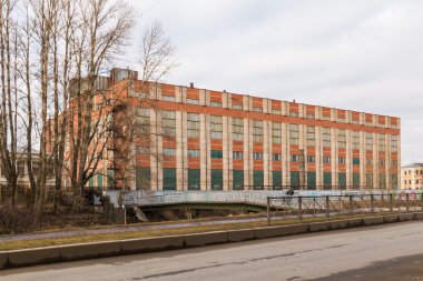 Endüstriyel Bina ve nehir köprüsü