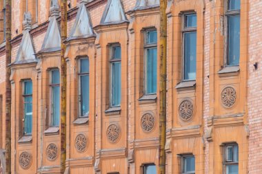 Apartman binası cephesinde arka arkaya pencereler