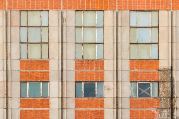 Fenêtres en rangée sur la façade du bâtiment industriel — Photo