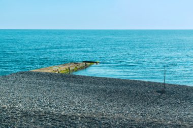 Dalgakıran ve çakıl plaj