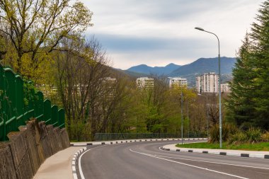 Eğri yol dağlardan evlerde görünümünü