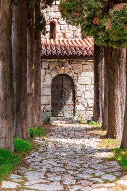 Sokak ve kapı taş duvar