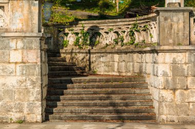 Taş merdiven ve duvar