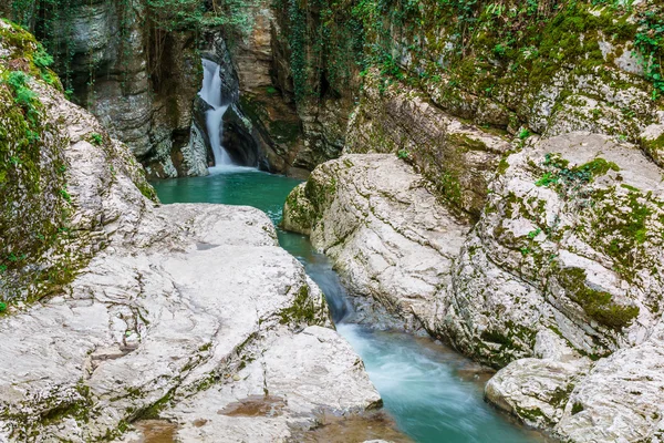 Şelale Sochi Agura nehrinde