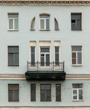 Bir satır ile apartman cephe balkonda içinde pencere eşiği