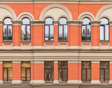 Apartman binası cephesinde arka arkaya pencereler