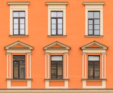 Apartman binası cephesinde arka arkaya pencereler