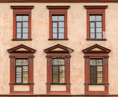 Apartman binası cephesinde arka arkaya pencereler