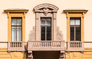 Bir satır ile balkon cephe ofis binası içinde pencere eşiği