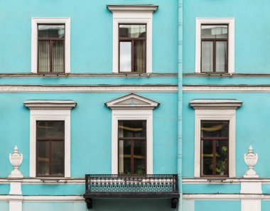 Bir satır ile balkon cephe ofis binası içinde pencere eşiği