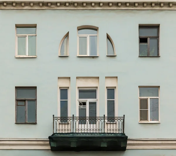 Ventanas en una fila y balcón en la fachada del edificio de apartamentos — Foto de Stock