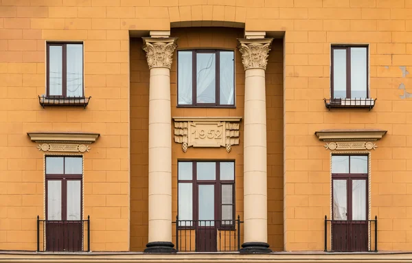 Ventanas en una fila y balcones en la fachada del edificio de apartamentos — Foto de Stock