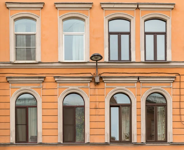 Windows в рядку та streetlight по фасаду житлового будинку — стокове фото