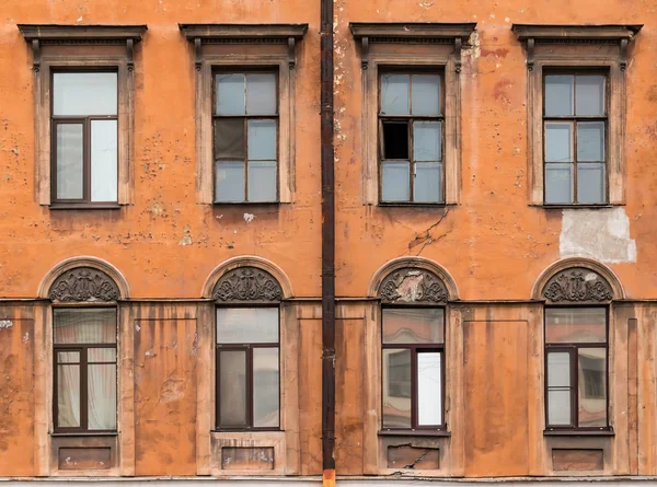 아파트 건물 정면에 줄지어 있는 창문 — 스톡 사진