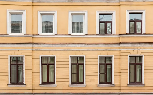 Janelas sucessivamente em fachada de edifício de apartamento — Fotografia de Stock