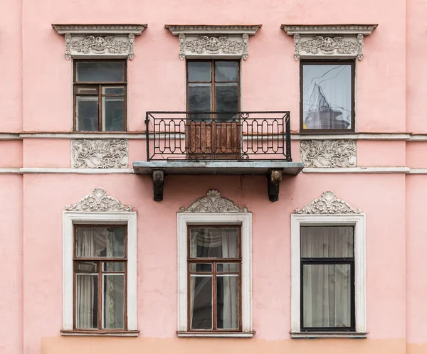 Windows in a row and balcony on facade of apartment building — Stock Photo, Image