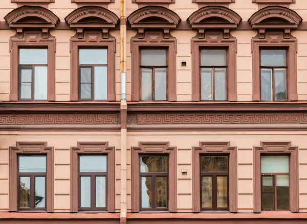 Ventanas en una fila en la fachada del edificio de apartamentos — Foto de Stock