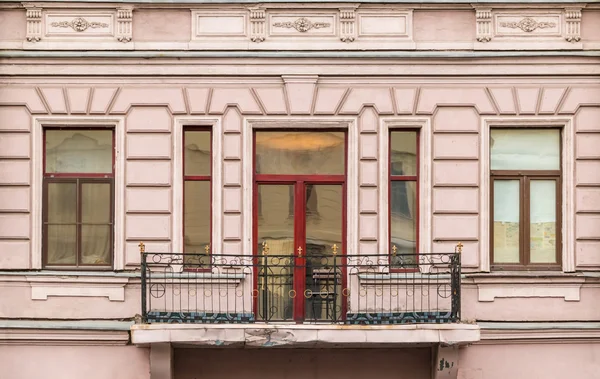Ventanas en una fila y balcón en la fachada del edificio de apartamentos — Foto de Stock