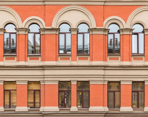 Ventanas en una fila en la fachada del edificio de apartamentos — Foto de Stock