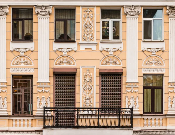 Ventanas en una fila y balcón en la fachada del edificio de apartamentos — Foto de Stock