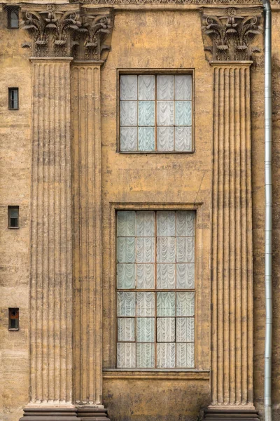Okna v řadě na průčelí katedrály Kazan — Stock fotografie