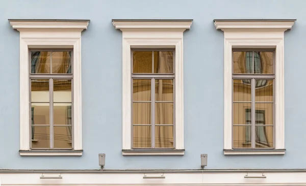 Finestre in fila su facciata di edificio di ufficio — Foto Stock