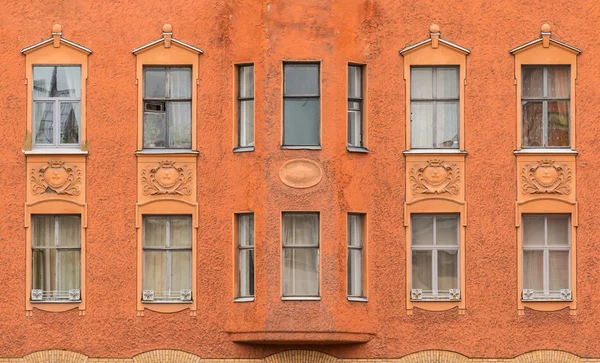 Fenster in einer Reihe und Erker an Fassade eines Mehrfamilienhauses — Stockfoto