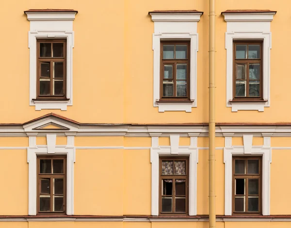 Windows z rzędu na fasadzie teatru Michajłowski — Zdjęcie stockowe