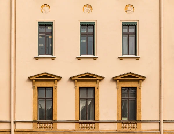 Finestre in fila su facciata di edificio di ufficio — Foto Stock