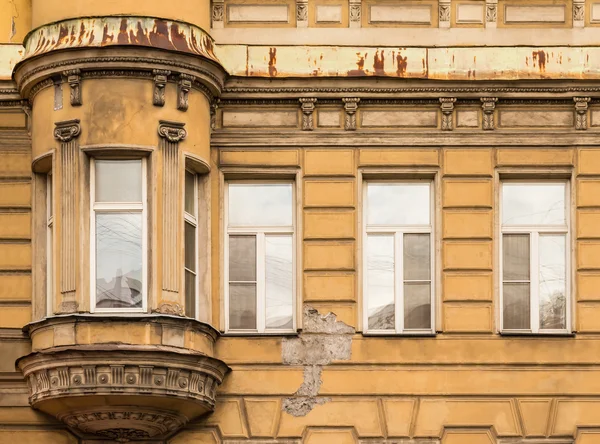 Janelas em uma fileira e janela baia na fachada do prédio de apartamentos — Fotografia de Stock