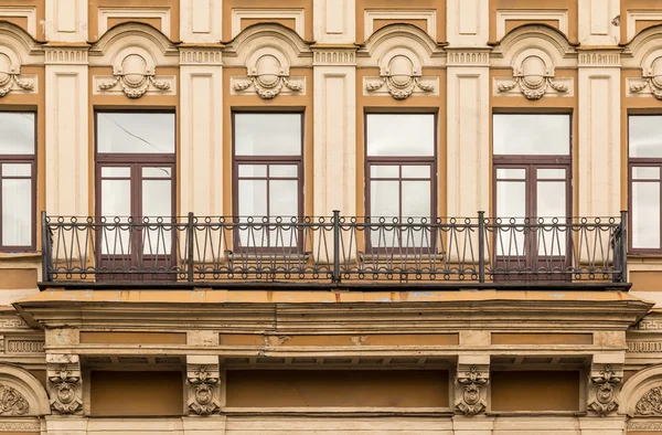 Finestre in fila e balcone sulla facciata dell'edificio per uffici — Foto Stock