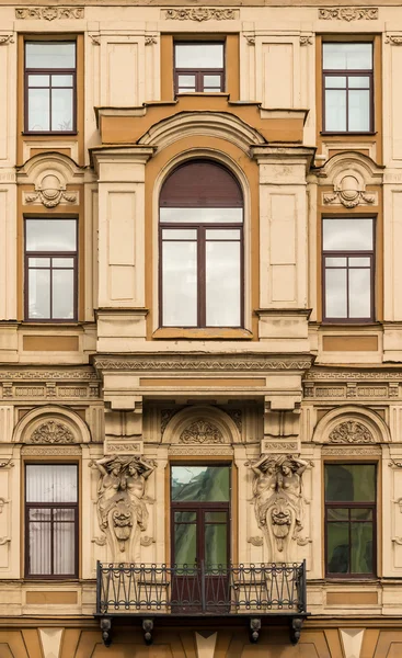 Janelas em uma linha e janela baia na fachada do edifício de escritório — Fotografia de Stock