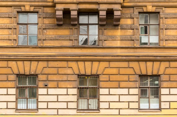 Janelas sucessivamente em fachada da Universidade de Economia de São Petersburgo — Fotografia de Stock