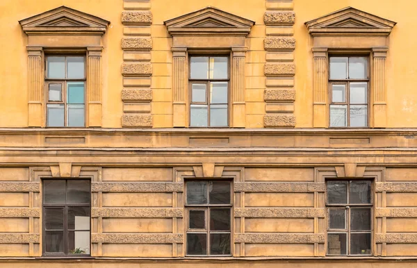 Finestre di fila sulla facciata dell'Università di Economia di San Pietroburgo — Foto Stock