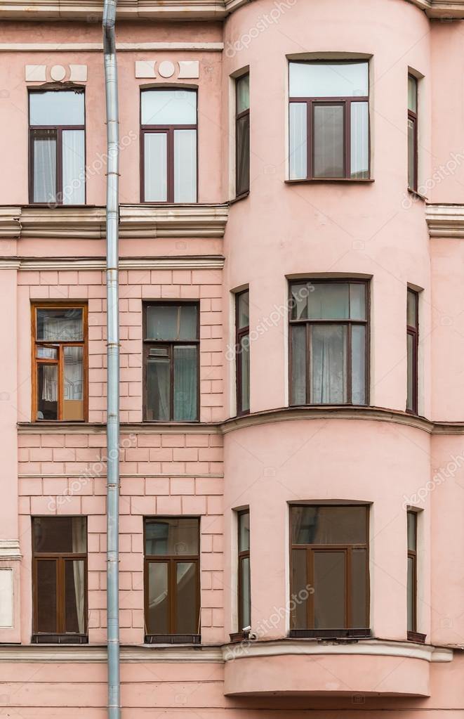 Windows in una riga e una finestra a bovindo sulla facciata del ... Finestre a bovindo