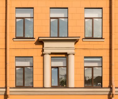 Windows okulun cephesinde üst üste
