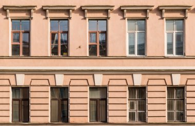 Apartman binası cephesinde arka arkaya pencereler