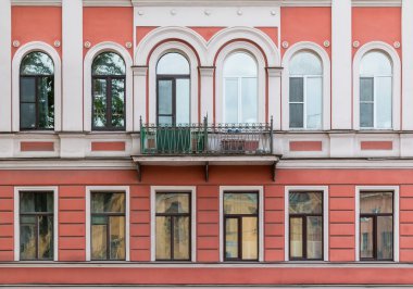 Bir satır ile apartman cephe balkonda içinde pencere eşiği