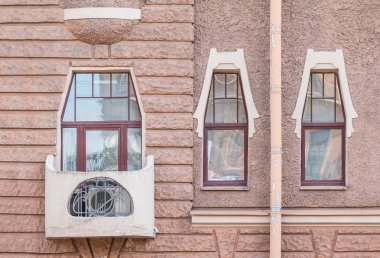 Bir satır ile apartman cephe balkonda içinde pencere eşiği