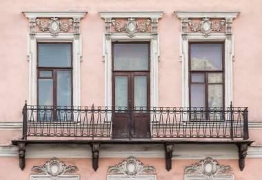 Bir satır ile apartman cephe balkonda içinde pencere eşiği