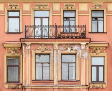 Bir satır ile apartman cephe balkonda içinde pencere eşiği