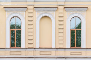 Windows okulun cephesinde üst üste