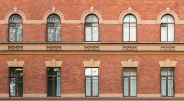 Apartman binası cephesinde arka arkaya pencereler