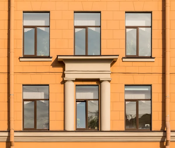 Fenêtres dans une rangée sur la façade de l'école — Photo