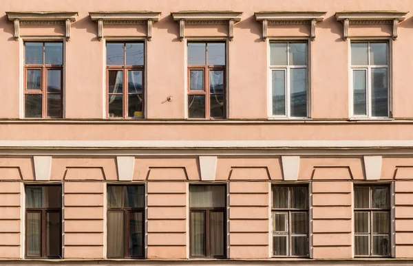 Okna pod rząd na elewacji budynku mieszkalnego — Zdjęcie stockowe