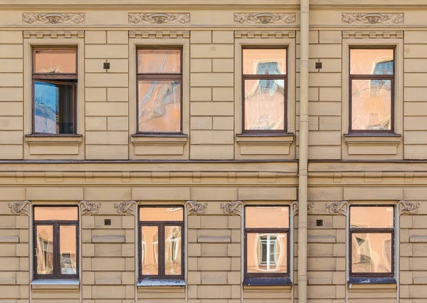 Fenster in einer Reihe an Fassade eines Mehrfamilienhauses — Stockfoto