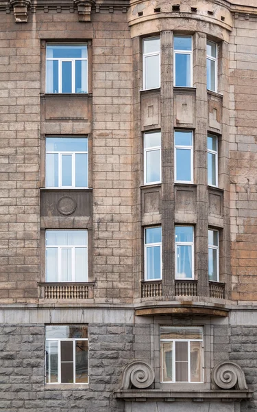 Ventanas en una fila y ventanal en la fachada del edificio de oficinas — Foto de Stock